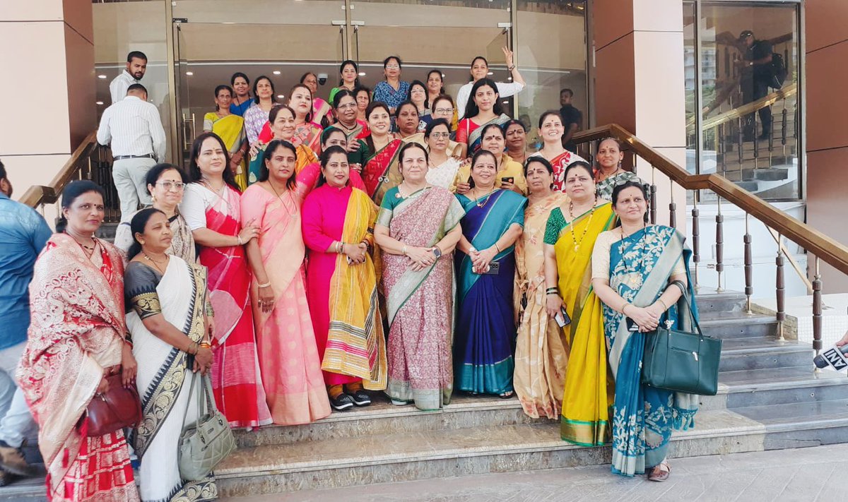 PRavetkar's tweet photo. शिवसेनेच्या वतीने महाराष्ट्र विधानपरिषदेतील नवनिर्वाचित सदस्य म्हणून आज गोपनीयतेची शपथ घेतलेल्या शिवसेनेच्या ज्येष्ठ नेत्या डॅा. नीलम ताई गोर्हे यांना विधानभवनात भेटून पुढील शुभेच्छा दिल्या. https://t.co/I1Kpr8QFss