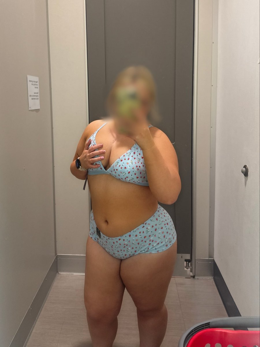 that tiny tease 💋 tweet media