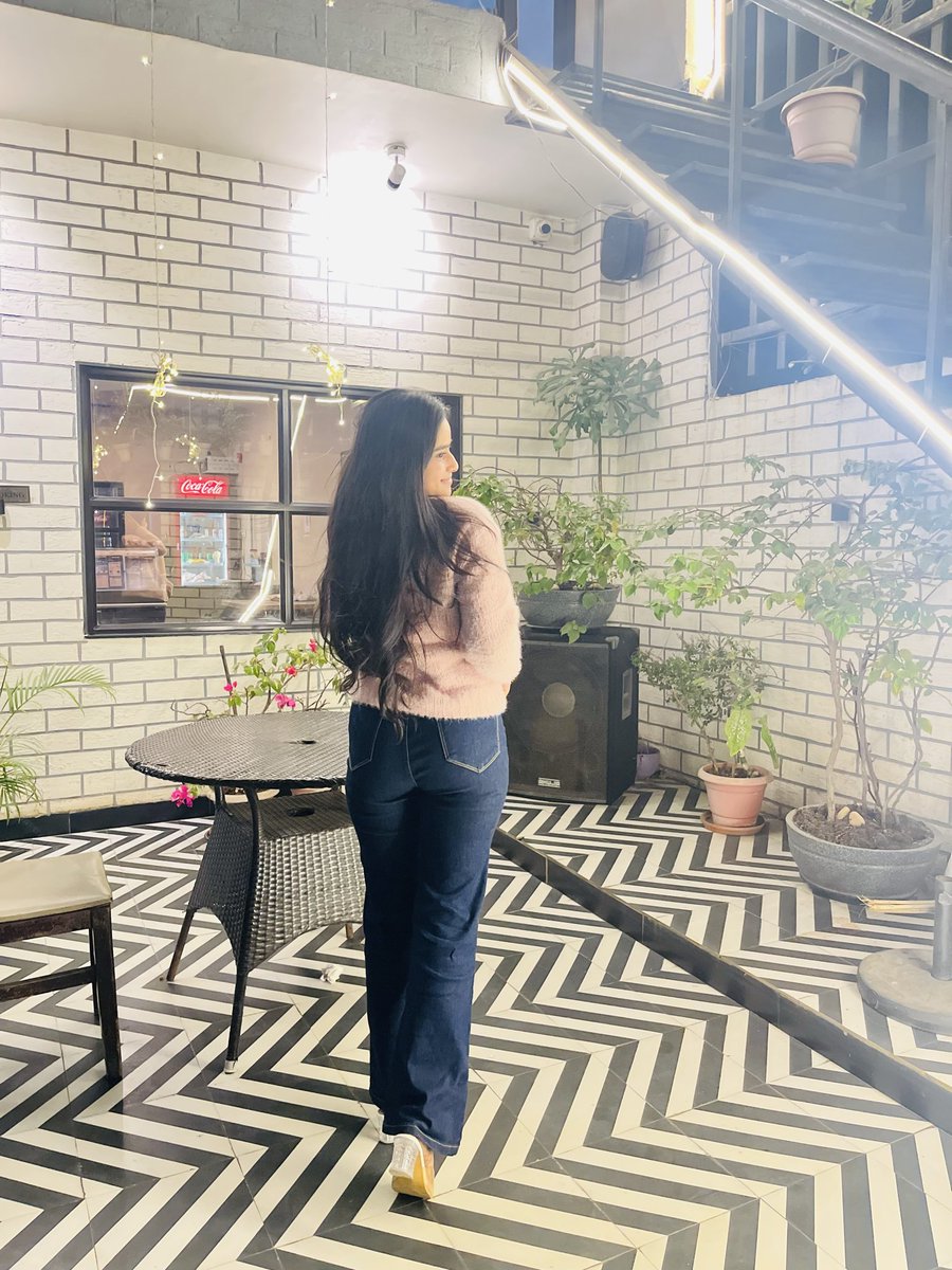 TToriya26590's tweet photo. Weekend reset mode ☕✨
 Sipping peace at Cafe Coffee Day and letting the stress log out 💭🌿
 #WeekendVibes #RelaxMode #CafeCoffeeDay #CoffeeTime #PeacefulMoments #ChillScenes ☕💫
Or https://t.co/pLGTCKK0WC