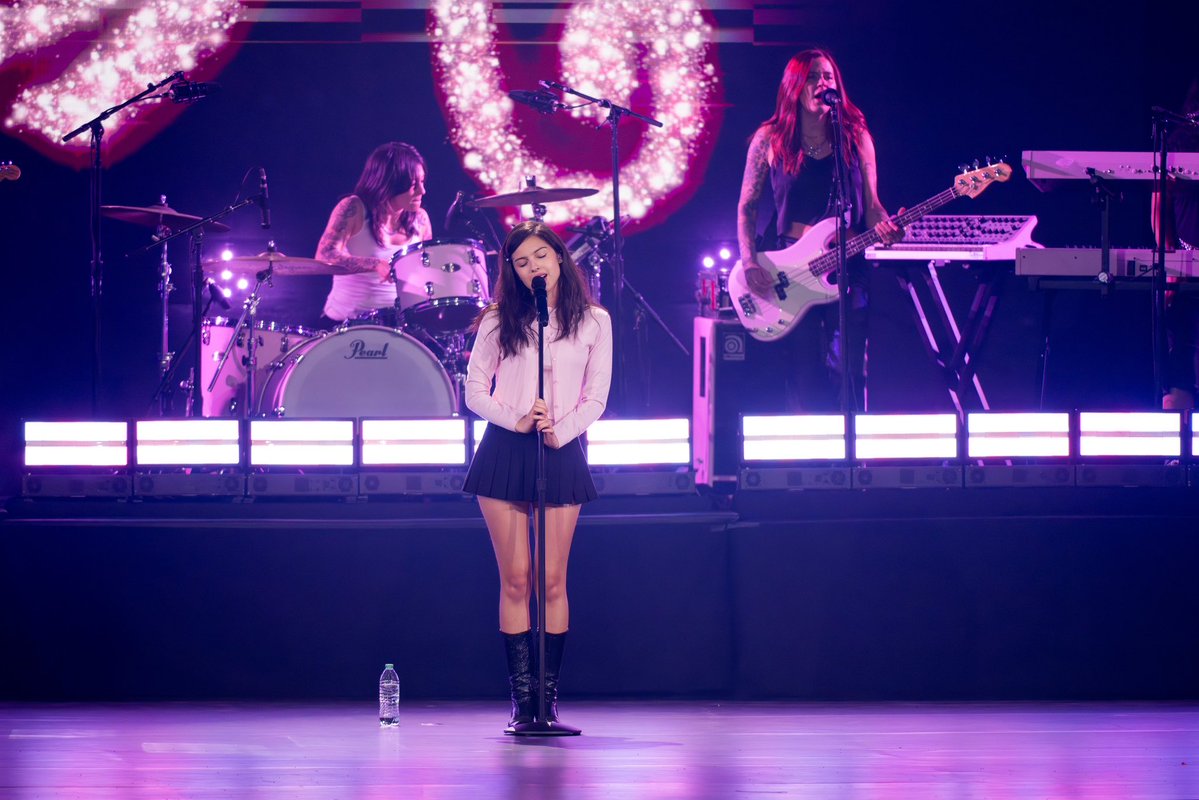 bella STREAM THE CURE 💗 tweet media