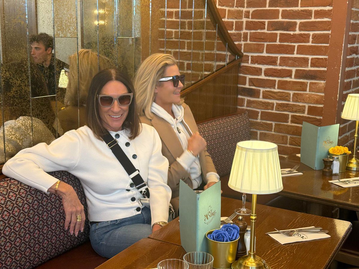 CatsCompilation's tweet photo. C'est magnifique! 🇫🇷😎🍹#Paris https://t.co/943kYHtSka
