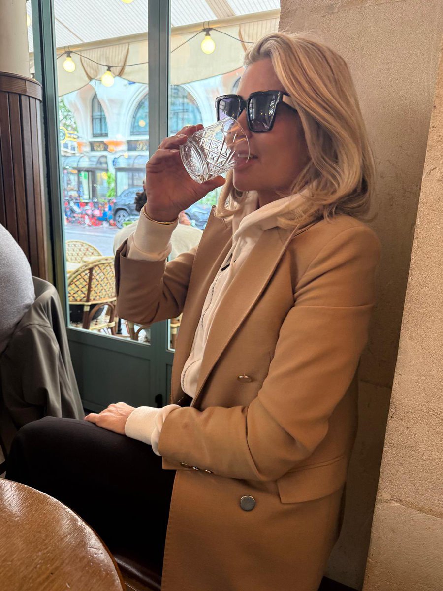 CatsCompilation's tweet photo. C'est magnifique! 🇫🇷😎🍹#Paris https://t.co/943kYHtSka
