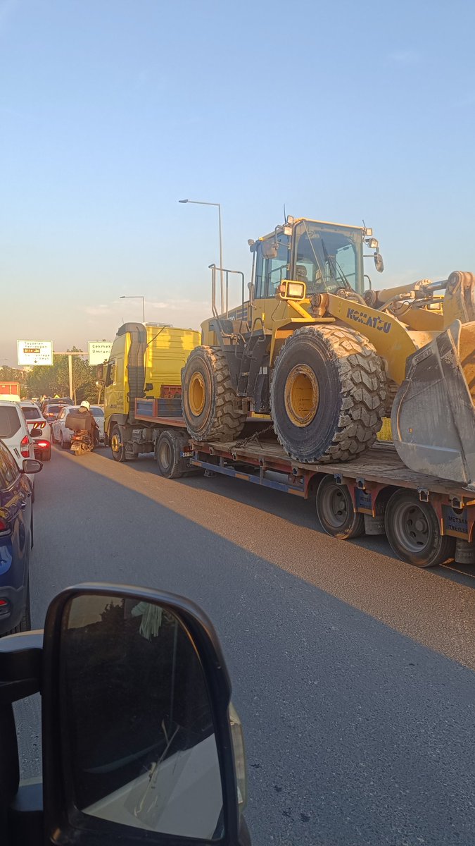 Umfa8's tweet photo. Sonra niye trafik var al işte bu nasıl şerit ihlali  hani bunlara ceza !!! @ibbtrafikradyo @TC_istanbul @EmniyetGM https://t.co/SjkUVq45t5