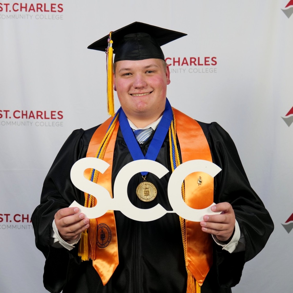 StChasCC's tweet photo. What a picture-perfect way to wrap up the 2025-2026 school year! 🎉 Congratulations to our incredible SCC graduates!

Want to see more memorable moments? Check out our growing photo collection here: https://t.co/T9Lzh0uXbz

#SCCProud #SCCCougarPride https://t.co/MUsJ7LyYCs