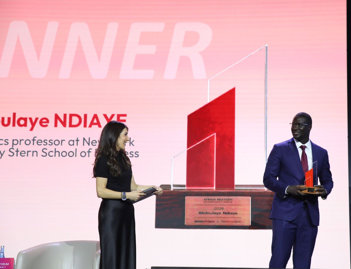 5sur5Afri's tweet photo. #Rwanda : L’économiste sénégalais Abdoulaye Ndiaye, âgé de 37 ans, a remporté ce vendredi 15 mai, la première édition de l’Africa NextGen Economist Prize, lancé par Jeune Afrique et The Africa Report avec la Banque africaine de développement. Remis en marge de l’Africa CEO Forum tenu à Kigali, ce prix distingue une nouvelle génération d’économistes africains engagés dans le renouvellement de la pensée économique du continent.

Sélectionné parmi plus de 70 candidats issus de 14 pays, il a été récompensé pour la rigueur, l’originalité et la pertinence de ses travaux face aux défis économiques africains. Professeur à la Stern School of Business de New York University, ses recherches portent sur les finances publiques, l’économie du développement et l’économie politique, avec une forte orientation vers les politiques publiques.

Diplômé de l’École polytechnique et docteur de Northwestern University, Abdoulaye Ndiaye incarne une génération d’intellectuels africains tournés vers l’impact concret. «Recevoir ce prix m’émeut profondément. Ma recherche sert autant les citoyens, les investisseurs que les décideurs publics de notre continent», a-t-il déclaré lors de la remise du prix.

5/5A