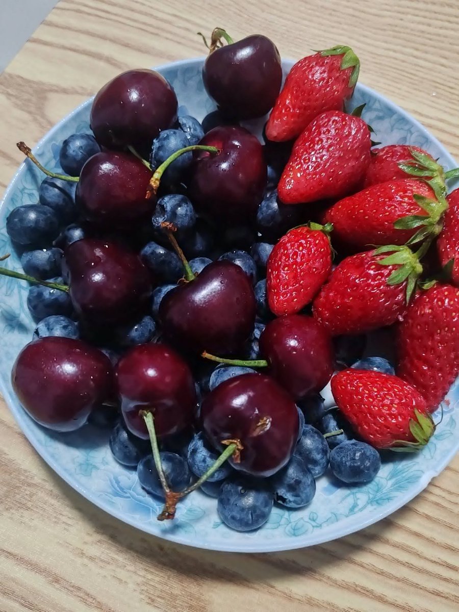 fhttled's tweet photo. チェリー、イチゴ、ブルーベリーが集合、全部食べてみたい🍓 https://t.co/r1tnC0diPA