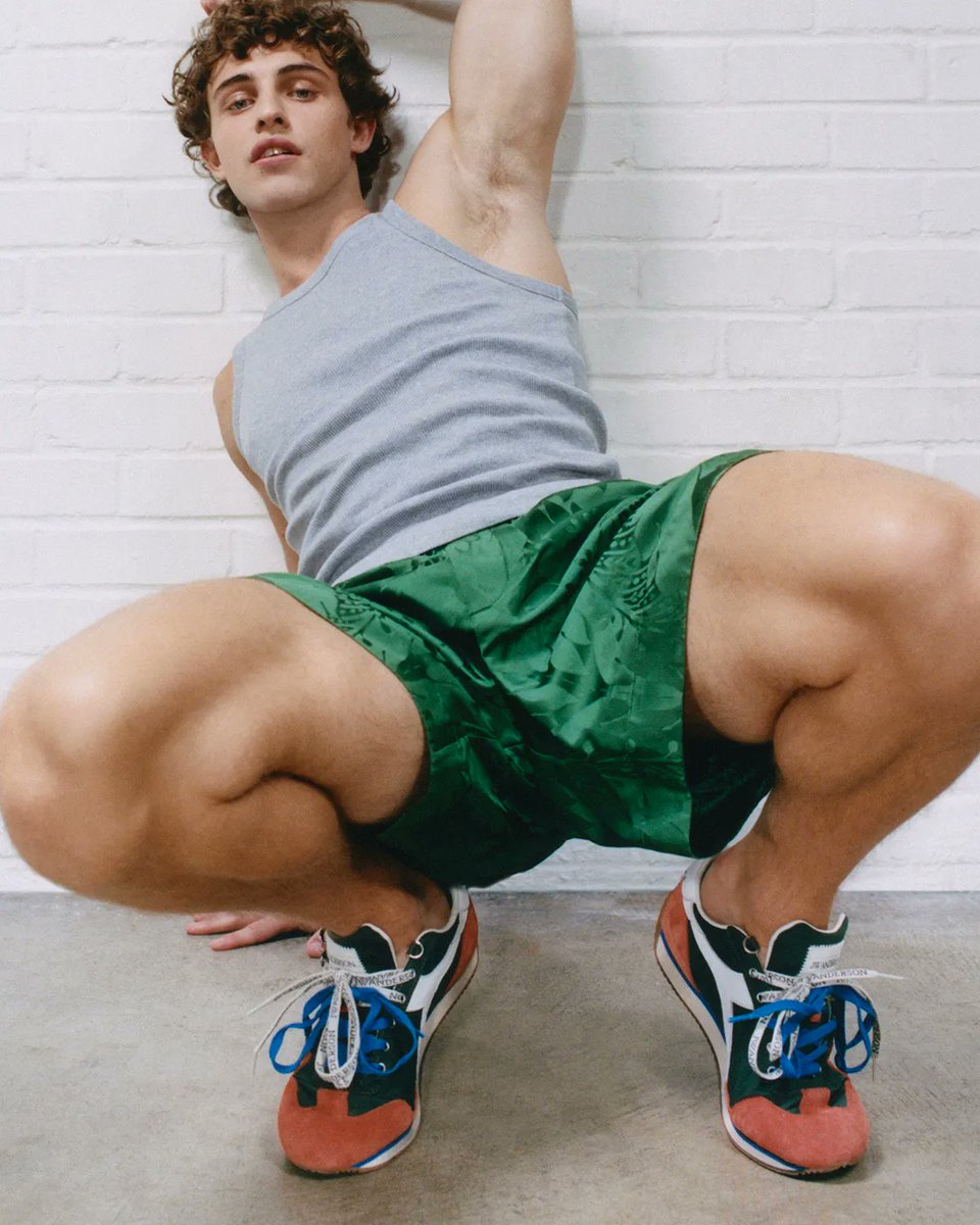 Berlinger's tweet photo. armpits trending https://t.co/T6MqLzTebT