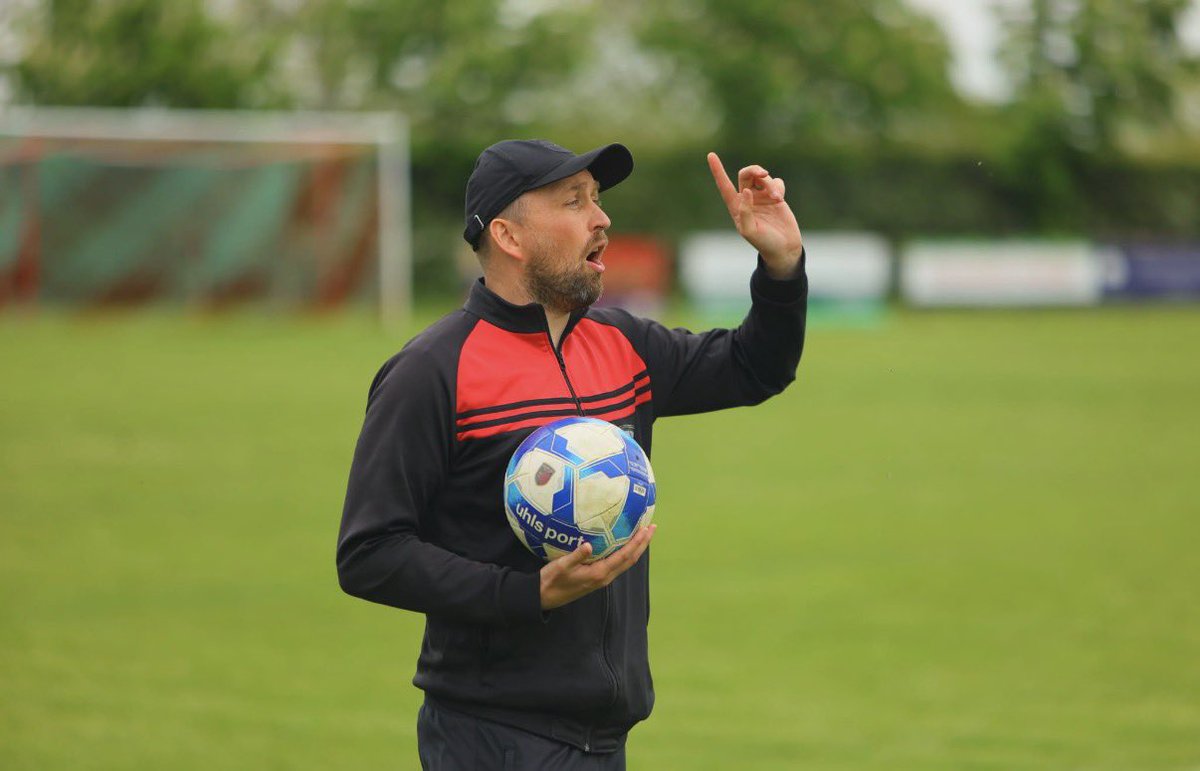 Earlswood Town FC tweet media