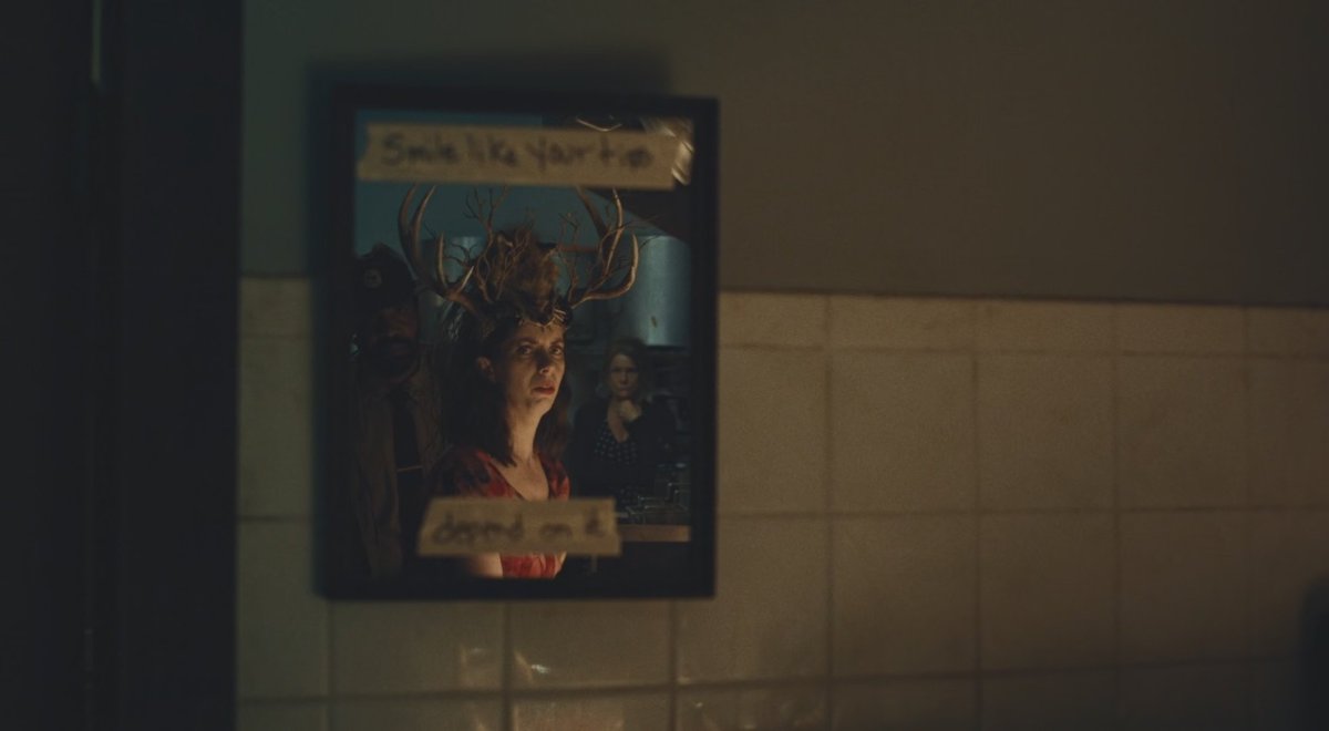 Deividruan3p's tweet photo. Gente de vdd confiem em mim quando eu digo: VOCES PREISAM VER Widow's Bay.

Sério, a serie começa parecendo um Stephen King se fosse comédia com uma trama que lembra muito The Fog, mas cada episódio é um tipo de terror diferente baseado em desconforto. 
+ https://t.co/RAG3lZep5m