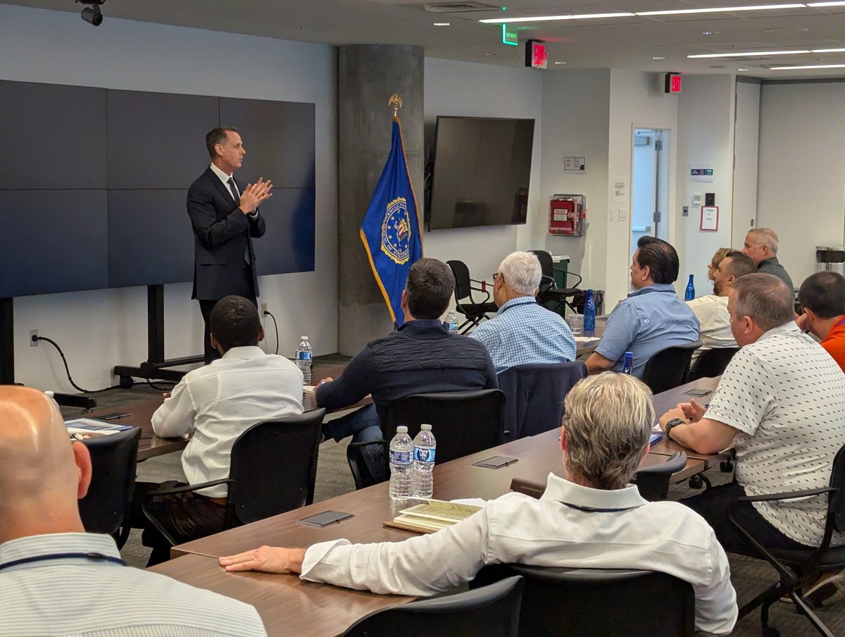 FBIMiamiFL's tweet photo. Last night, #FBIMiami SAC Brett Skiles and SA Alex Galeano spoke to the FBI Miami Citizens Academy class about the FBI's Evidence Response mission. Students took part in lifting fingerprints from different surfaces. https://t.co/DERSt8HLrw