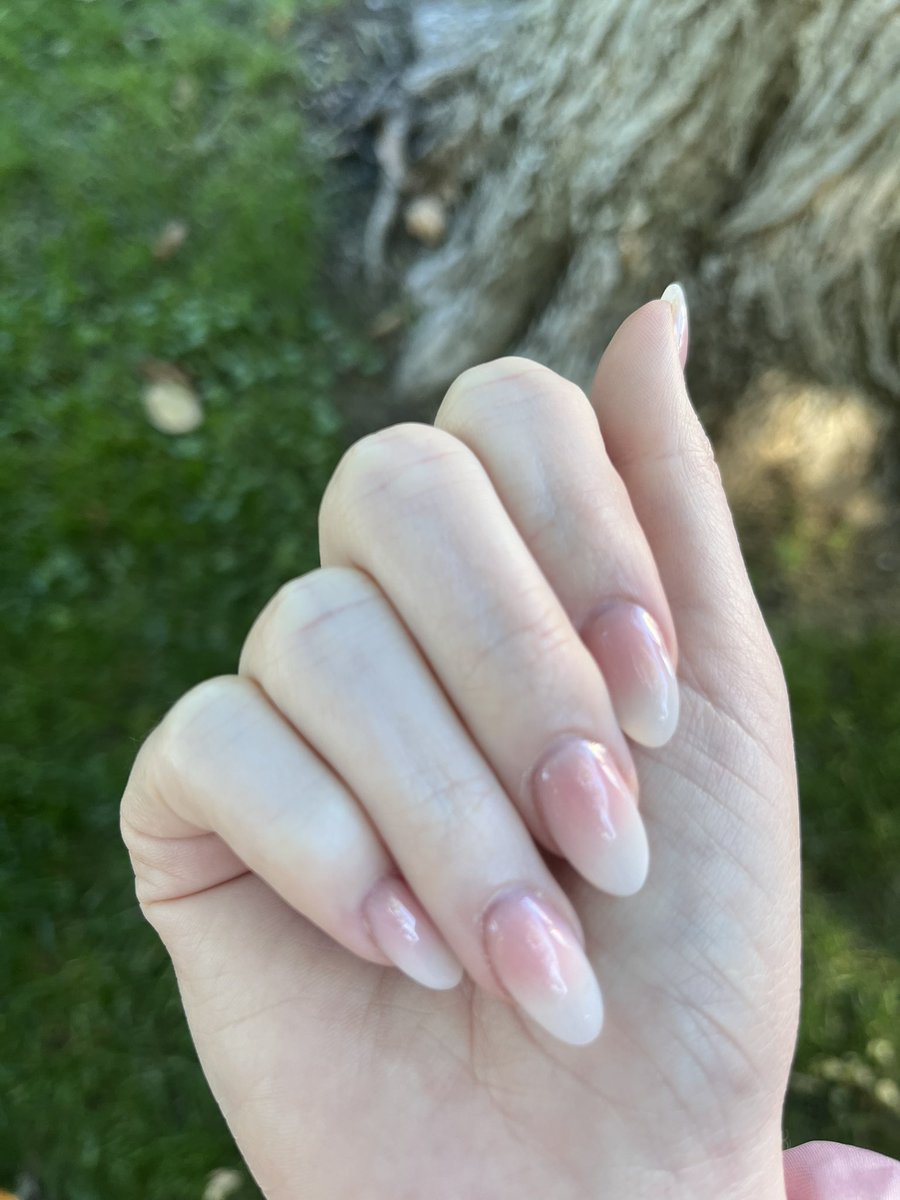 fen_vt's tweet photo. Guys look at my pretty pink nails 🌸🌸 https://t.co/RanOblKa0z