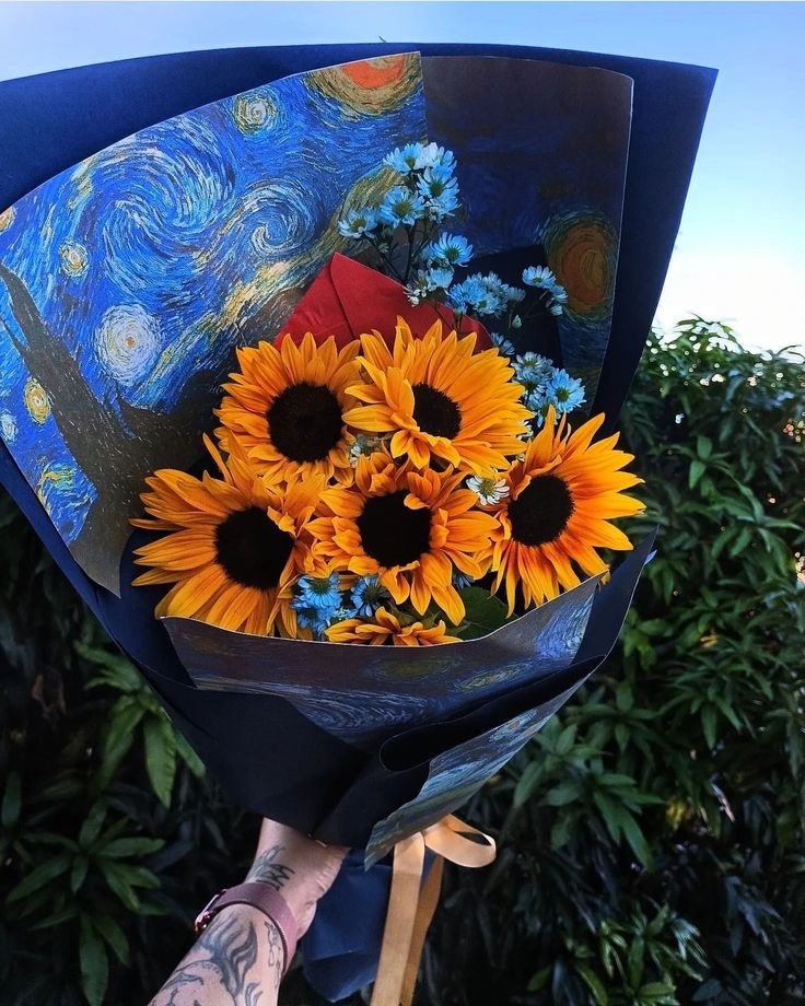 sunflowerchives's tweet photo. Sunflowers wrapped in blue💙🌻 https://t.co/NumU73TrAd