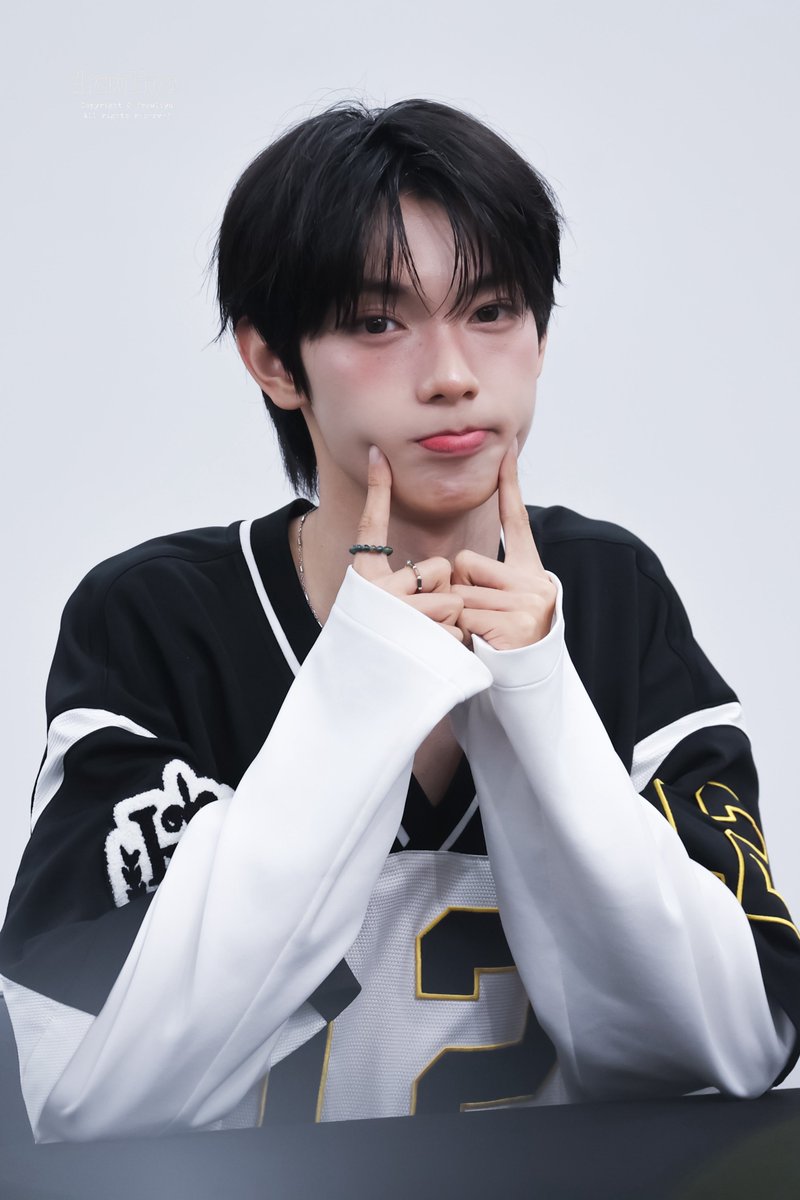 drawliyu's tweet photo. 260515 팬싸 
#FLAREU #플레어유 #최립우 #崔立于 #CHUEILIYU https://t.co/ECaEdK3V4u