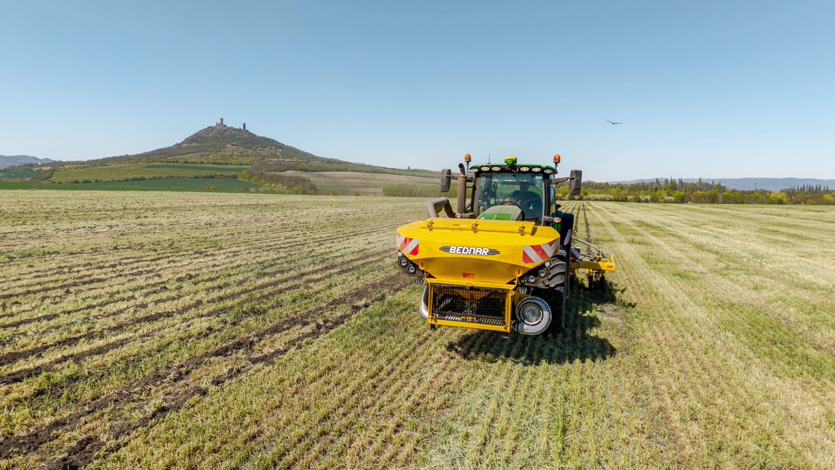 BednarFmt's tweet photo. Strip tillage after rye harvest made efficient 🌱

STRIP-MASTER EN 4500 with SEED BOX SB 1600 delivers precise soil preparation, adaptable 45 to 75 cm row spacing, high output, and low operating costs for tractors from 180 HP.

#BEDNAR #StripTill #PrecisionFarming #SoilPrep https://t.co/OUe4kJOqRf
