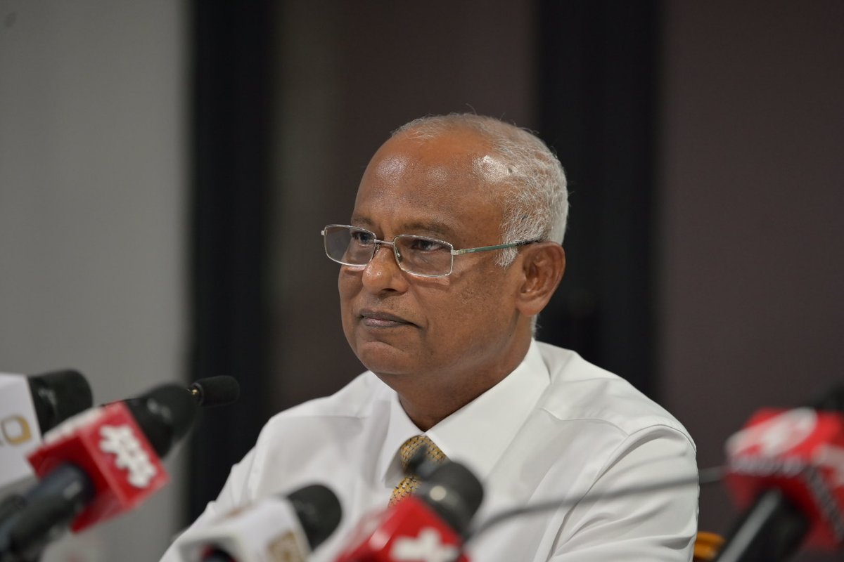 ShaihanZareer's tweet photo. 1. ރާއްޖެ އަށް ޑިމޮކްރަސީ ގެނެސްދެއްވީ ރައީސް ނަޝީދު.

2. ކޮންކްރީޓް ތަރައްޤީ ފުރިހަމަ ކޮށްދެއްވީ ރައީސް ޔާމީން.

3. ތަފާތު ޚިޔާލު އެއްކޮށް، ހުރިހާ ރަށެއް ހަމަހަމަކޮށް ތަރައްޤީ ކުރެއްވީ ރައީސް ޞޯލިޙް. 

ތިން ރައީސުންގެ ތާރީޚީ ނޫސްވެރިންގެ ބައްދަލުވުން. https://t.co/Pzxb0QIQ6s