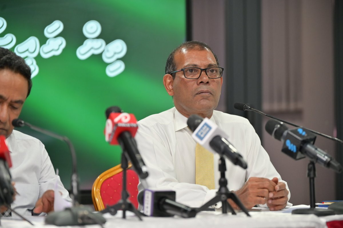 ShaihanZareer's tweet photo. 1. ރާއްޖެ އަށް ޑިމޮކްރަސީ ގެނެސްދެއްވީ ރައީސް ނަޝީދު.

2. ކޮންކްރީޓް ތަރައްޤީ ފުރިހަމަ ކޮށްދެއްވީ ރައީސް ޔާމީން.

3. ތަފާތު ޚިޔާލު އެއްކޮށް، ހުރިހާ ރަށެއް ހަމަހަމަކޮށް ތަރައްޤީ ކުރެއްވީ ރައީސް ޞޯލިޙް. 

ތިން ރައީސުންގެ ތާރީޚީ ނޫސްވެރިންގެ ބައްދަލުވުން. https://t.co/Pzxb0QIQ6s