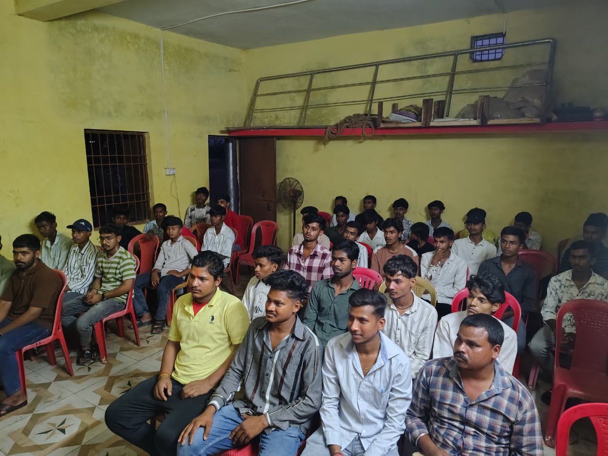 Deepankar_IYC's tweet photo. दिनांक 14-05-2026 जामुल ब्लॉक युवा कांग्रेस की बैठक आयोजित हुई जिसमे भाई Gopi Verma के नेतृत्व में कार्यकर्ताओं को वार्ड स्तर पर जाकर पार्टी की मजबूती हेतु कार्य करने निर्देशित किया।। @IYC @IYCChhattisgarh https://t.co/KCSynNxLPu