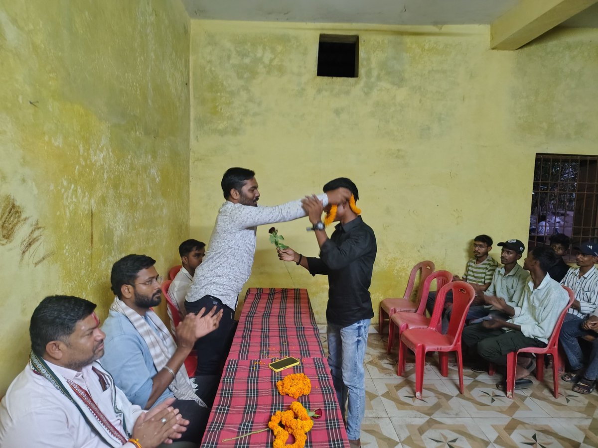 Deepankar_IYC's tweet photo. दिनांक 14-05-2026 जामुल ब्लॉक युवा कांग्रेस की बैठक आयोजित हुई जिसमे भाई Gopi Verma के नेतृत्व में कार्यकर्ताओं को वार्ड स्तर पर जाकर पार्टी की मजबूती हेतु कार्य करने निर्देशित किया।। @IYC @IYCChhattisgarh https://t.co/KCSynNxLPu