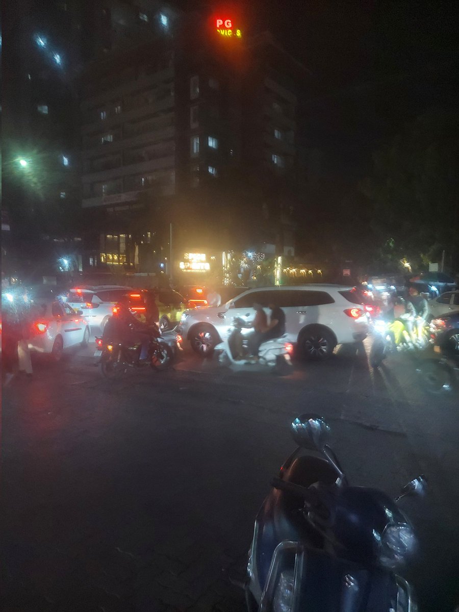 marahul's tweet photo. Chaotic traffic is a everyday situation in Pune. With engines running at idling for long, fuel consumption is bound to be high. Neither the public nor the government agencies are keen to bring   discipline and order. https://t.co/fDi0CecJX4