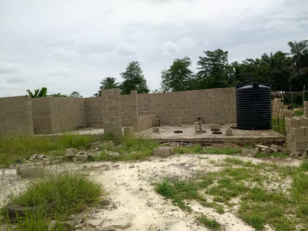 monitng's tweet photo. SHOCKING!!!

Dear @icpcnigeria & @officialEFCC 

We are aware of growing concerns surrounding a constituency project nominated by Deputy Speaker Rt. Hon. @OfficialBenKalu for Bende Secondary Grammar School, Abia State.

According to records published on https://t.co/B9UL0jTykc, ₦265.3 million was disbursed to Muslac Techno Company Limited in December 2025 for the construction of a conference and e-learning facility captured in the 2024 Federal Government budget.

However, findings from a recent visit by the Tracka team raise serious questions about the implementation of the project. 

The facility was reportedly moved away from the beneficiary school to Ọnụ Inyang along the Bende–Ohafia Expressway.

At the site, there was no visible construction activity, no workers present, and only limited structural work overtaken by overgrown vegetation.

Six months after the reported disbursement of ₦265.3 million, the level of work on ground appears grossly inadequate.

Even more concerning are indications that this same project may be proposed again in the next budget cycle despite its current state.

We call on @icpcnigeria, @officialEFCC, and @FmstNg to urgently investigate the circumstances surrounding this project, including the relocation, the funds released, and the apparent lack of delivery.

Public funds must serve the people, not disappear into abandoned projects and repeated budget allocations.

#GetInvolved