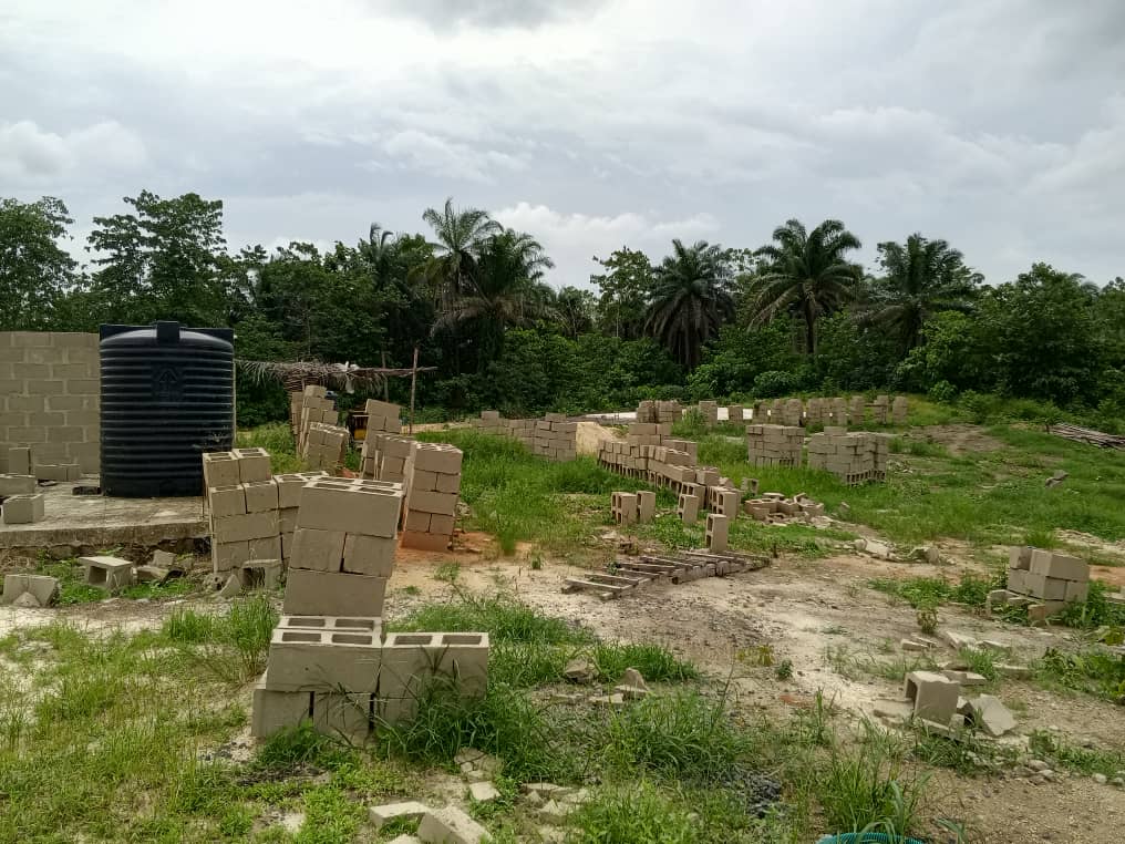 monitng's tweet photo. SHOCKING!!!

Dear @icpcnigeria & @officialEFCC 

We are aware of growing concerns surrounding a constituency project nominated by Deputy Speaker Rt. Hon. @OfficialBenKalu for Bende Secondary Grammar School, Abia State.

According to records published on https://t.co/B9UL0jTykc, ₦265.3 million was disbursed to Muslac Techno Company Limited in December 2025 for the construction of a conference and e-learning facility captured in the 2024 Federal Government budget.

However, findings from a recent visit by the Tracka team raise serious questions about the implementation of the project. 

The facility was reportedly moved away from the beneficiary school to Ọnụ Inyang along the Bende–Ohafia Expressway.

At the site, there was no visible construction activity, no workers present, and only limited structural work overtaken by overgrown vegetation.

Six months after the reported disbursement of ₦265.3 million, the level of work on ground appears grossly inadequate.

Even more concerning are indications that this same project may be proposed again in the next budget cycle despite its current state.

We call on @icpcnigeria, @officialEFCC, and @FmstNg to urgently investigate the circumstances surrounding this project, including the relocation, the funds released, and the apparent lack of delivery.

Public funds must serve the people, not disappear into abandoned projects and repeated budget allocations.

#GetInvolved