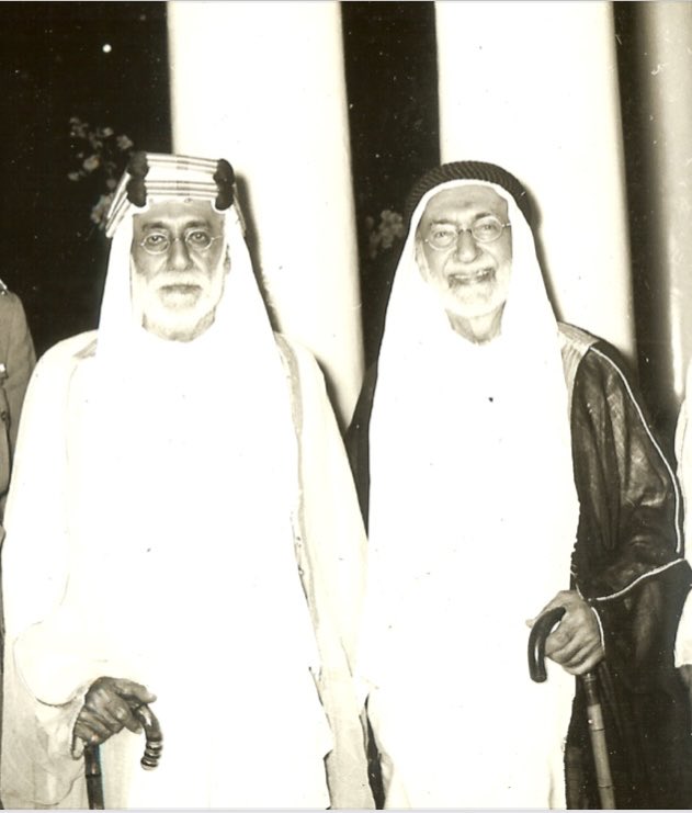 Zainal_Dawlah's tweet photo. "في أوائل ديسمبر 1925، سمعت جدة نبأ استسلام المدينة المنورة للنجديين. فقام معظم كبار أعضاء الحكومة الهاشمية بحزم أمتعتهم واستقلوا السفن إلى مصر. أما الملك علي، فقد أبرق إلى شقيقه الأصغر فيصل، الذي كان البريطانيون قد جعلوه ملكًا على العراق بعد الحرب العالمية الأولى بفترة قصيرة، ورتّب للجوء إليه في بغداد. وفي 20 ديسمبر، صعد بهدوء إلى سفينة بريطانية هي HMS Cornflower. ووفقًا لأفراد من عائلة آل علي رضا اليوم، فإنه كان في الواقع على متن السفينة قبل أن يُعلم الحاج عبدالله — الذي جاء ليودعه الوداع الأخير — بأنه لا يملك أموالًا لرحلته إلى العراق؛ فعرض على الحاكم خنجره الذهبي مقابل بعض المال. وقد رفض الحاج عبدالله العرض بطبيعة الحال — إذ كان من غير المتصوَّر في جزيرة العرب آنذاك (أو حتى اليوم) أن يقبل تاجرٌ أجرًا مباشرًا لقاء خدمة قدّمها لملكه. وبدلًا من أخذ الخنجر، أعطى الحاج عبدالله لعلي 500 جنيه ذهبي (سوفيرن)، وأمر يوسف ومحمد علي في بومباي، حيث كانت HMS Cornflower متجهة، أن يتكفلا بجميع نفقات علي حتى مغادرته إلى العراق.

وحتى قبل حديثه الأخير مع علي على متن السفينة الحربية البريطانية، كان الحاج عبدالله قد بدأ مفاوضاته مع ابن سعود. ففي 17 ديسمبر 1925، كان قد امتطى جواده لمسافة عشرة كيلومترات على الطريق المؤدي إلى مكة، على رأس مجموعة صغيرة من الأعيان، كان من ضمنها الممثل البريطاني في جدة. وبعد ستة أيام من الاجتماعات الصباحية المبكرة، تم الاتفاق على شروط الاستسلام. ومن بين الأمور الأخرى، وافق ابن سعود على إبقاء جميع موظفي الحكومة الهاشمية المدنيين في مناصبهم — غير أن الحاج عبدالله، للحصول على هذا التنازل، اضطر مرة أخرى إلى أن يمد يده إلى خزائنه الشخصية ليقرض الحكومة الجديدة مبلغ 6,000 جنيه إسترليني.

أما الفصل الأخير فكان الاستسلام ذاته. فقد دُعي ابن سعود إلى القدوم إلى جناح أُقيم في حديقة تقع خارج أسوار جدة مباشرة. (وفي هذا الموقع اليوم يقع فندق قصر الكندرة، المعروف لدى رجال الأعمال والصحفيين الزائرين بأنه منشأة باهظة الثمن ذات مستوى متواضع). وهناك جاء كبار أعيان جدة لتحية حاكمهم الجديد وإعلان ولائهم له. وعندما انتهت المراسم البسيطة، سلّم الحاج عبدالله رسميًا مفاتيح المدينة إلى ابن سعود، وقدّم استقالته من منصب الحاكم. إلا أن ابن سعود رفض قبولها. فقد صرّح فورًا وبصراحة بأنه يريد لعبدالله المُنهك أن يبقى في منصبه ليطمئن أهالي جدة ويمنح حياة المدينة استمرارية في ظل الحكومة الجديدة. ولم يكن ذلك طلبًا يُسمح لعبدالله برفضه. وما إن انتهى حديثهما حتى شرب الرجلان فنجانًا من القهوة، والتقطا الصورة الشهيرة للاستسلام، والتي لا تزال معلّقة اليوم في مكتب الشيخ أحمد يوسف زينل علي رضا.

وهناك عنصر رمزي في تلك الصورة يبدو وكأنه تنبأ بطبيعة النظام الذي سيأتي لاحقًا. فمن الواضح تمامًا في الصورة أن كلاً من ملك السعودية المستقبلي والحاج عبدالله كانا يشربان القهوة التركية الحجازية الكثيفة الحلوة، في فناجين قهوة تركية صغيرة، لا القهوة النجدية المُرّة التي تُقدَّم في أوعية صغيرة. وقد تحقق الوعد الضمني الكامن في هذه اللفتة البسيطة. فبعد يومين من الاستسلام، وخلال مجلس (majlis) عُقد في منزل عائلة نصيف، وافق ابن سعود على اقتراح الحاج عبدالله وغيره من كبار الأعيان بأن الحجاز لا ينبغي أن يُضم إلى سلطنة نجد، بل يجب أن يكون جزءًا من دولة جديدة هي مملكة نجد والحجاز. وأصبح ابن سعود يُعرف باسم الملك عبدالعزيز، وبعد سبع سنوات، في عام 1932، تم تغيير اسم الدولة إلى المملكة العربية السعودية."

-مايكل فيلد في كاتبه "التجار: العوائل التجارية الكبيرة بالسعودية ودول الخليج" 1985م.

#تاريخ_الخليج_المعاصر #آل_زينل #بني_هاشم #الذاكرة_الحجازية