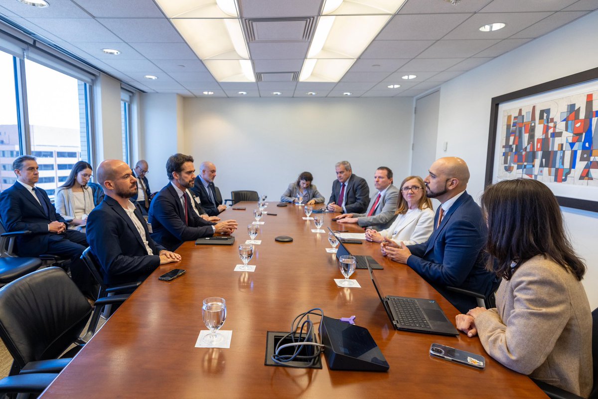 EduardoLeite_'s tweet photo. Seguimos na missão de atrair investimentos para o Rio Grande, agora em Washington, depois das diversas agendas que realizamos na Brazilian Week, em Nova York. Participamos do InfraLeaders 2026, um importante fórum internacional sobre infraestrutura, ao lado de lideranças públicas, investidores e organismos multilaterais.

No painel sobre liderança dos governos estaduais em infraestrutura, compartilhei como o Rio Grande do Sul está transformando a reconstrução após as enchentes em uma agenda permanente de resiliência climática, com o Plano Rio Grande. Hoje, cada novo projeto do Estado já nasce pensando em mais proteção, adaptação e segurança para a população.

Também mostramos como estamos ampliando investimentos por meio de PPPs e concessões, com mais capacidade de execução, segurança jurídica e participação do setor privado. Além do painel, tivemos reuniões importantes com o BID para aprofundar parcerias e buscar novas formas de financiamento para projetos estratégicos do Estado, como o Hospital de Viamão e os financiamentos para pagamentos de precatórios.
