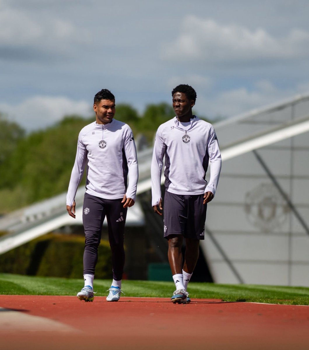 ZaidBalll's tweet photo. 🚨Reporter: Will you miss Casemiro when he leaves?

Kobbie Mainoo: “100%, 100% he’s been HUGE in my career in terms off on &amp; off pitch &amp; just any sort of life.”❤️🥺

[@SkySportsPL] https://t.co/rhYMqWbOhO
