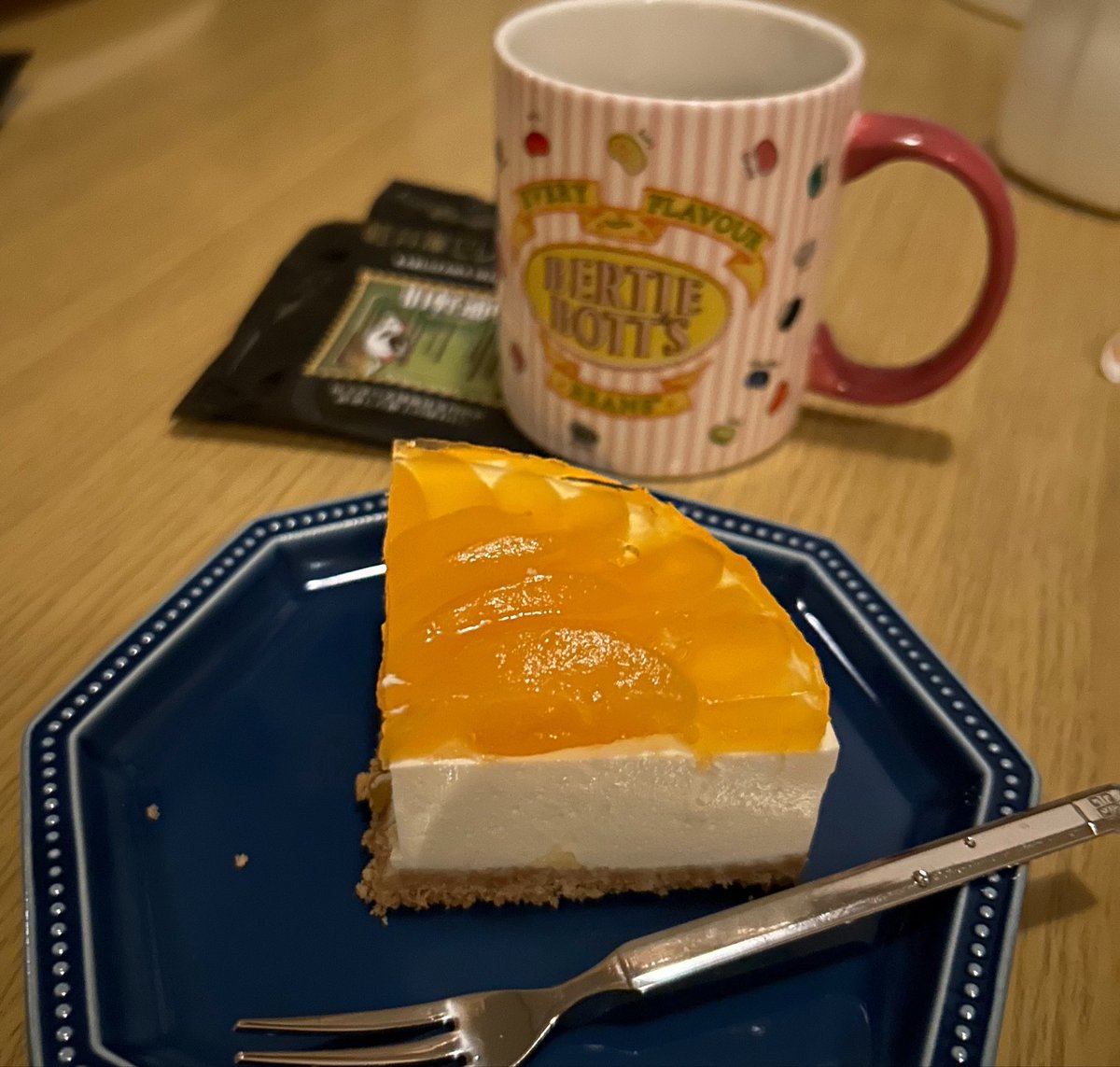 bububunnko's tweet photo. 最近特に美味しくできたご飯とケーキ。
１枚目:生ハムとミニトマトとバジルのジェノベーゼの冷製パスタ
２、3枚目:あんずのレアチーズケーキ
レアチーズケーキ、久しぶりに味も形もめちゃ上手く行ってとても嬉しい☺️
これからも美味しい料理を楽しく食べられる平和な世の中でありますように🕊️ https://t.co/YVITqG94He