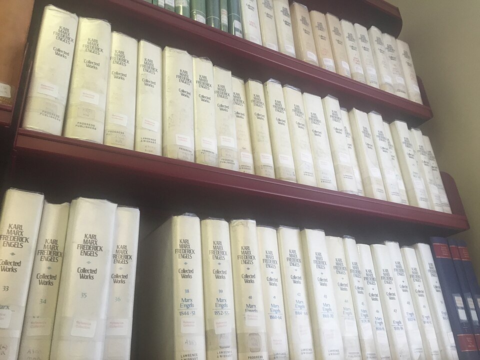 RayLizarragaV's tweet photo. Los Marx and Engels collected works, MECW, consta de 50 gruesos tomos, en inglés, en este caso en versión pdf descargables, yo los uso mucho, en mis consultas, https://t.co/RRjrz8XH2Z, también este sitio, nuevo, los ofrece https://t.co/e4DWHnIf3O... Ver menos https://t.co/OsLWupWDhz