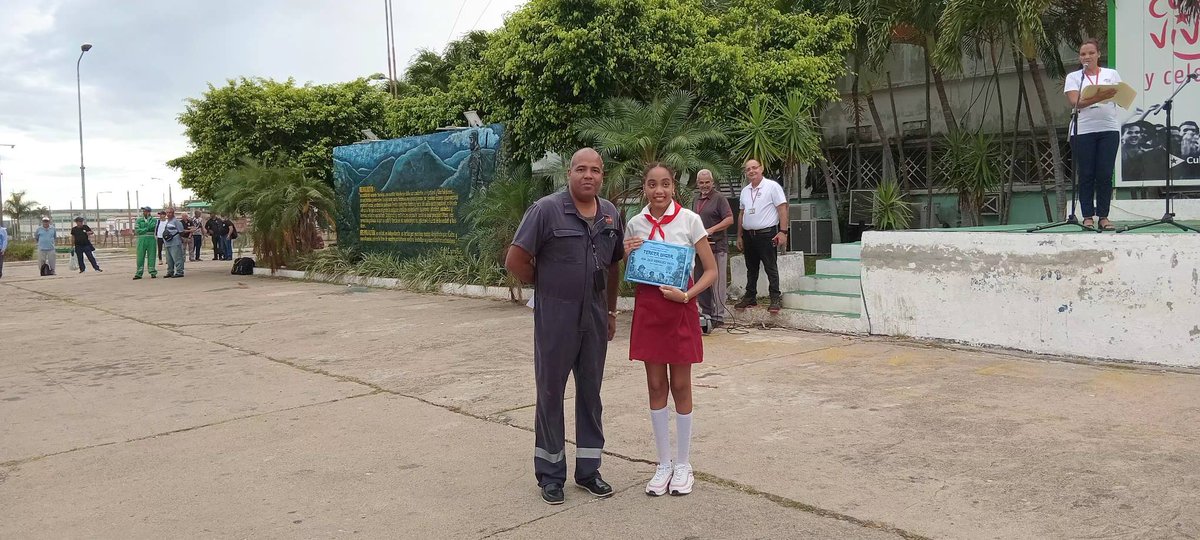 RefineraCienfu1's tweet photo. #RefineríaCienfuegos premió a niños y niñas en concurso "Bombero Voluntario Soy". Manualidades, cuento, poesía y pintura:  semillas de cultura de seguridad. Formación integral desde la infancia  para prevenir riesgos. #Familia #Prevención https://t.co/34oMUJu9cP