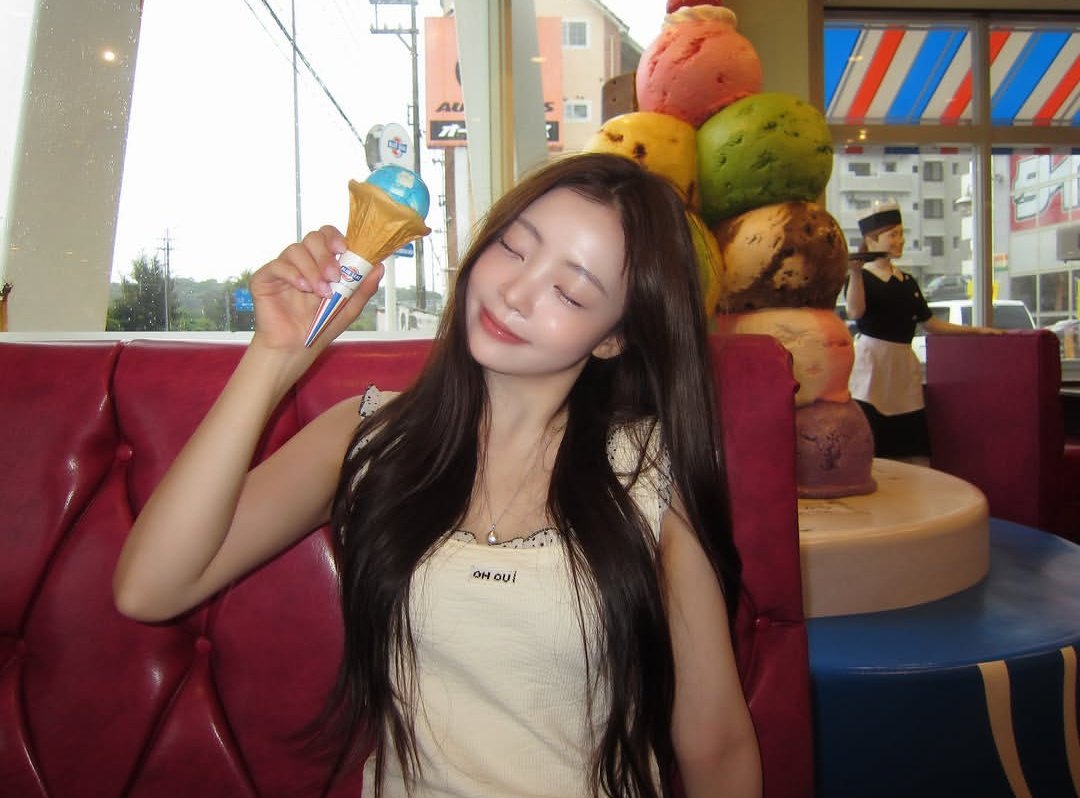 haeppyshe's tweet photo. seungyong once said 'treat men like you would handle kids' and minkyung understood the assignment 🫠

minkyung: 🍦 waang~
→ seungyong: yongtographer's work 😍
→ minkyung: keep growing, keep growing 👼🏻

#TransitLove4 #EXchange4 https://t.co/duXDSb5jFU