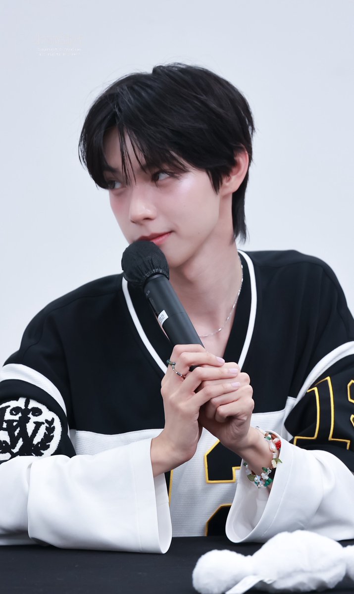 drawliyu's tweet photo. 260515 팬싸 
#FLAREU #플레어유 #최립우 #崔立于 #CHUEILIYU https://t.co/ZW2HIikPam