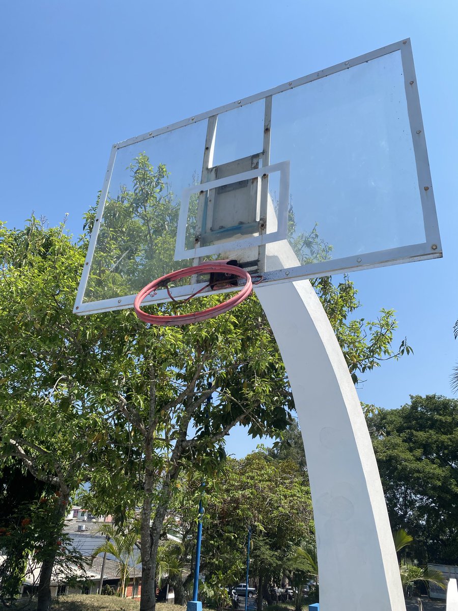 Astralfmstereo's tweet photo. Señor alcalde @marioduran, nos podría echar la mano con la reparación de las canchas de la Cima 1, en especial la principal que está deteriorada en todos los aspectos. Llevamos 3 años esperando. Saludos y muchas gracias. @nayibbukele https://t.co/VFVhv06vap