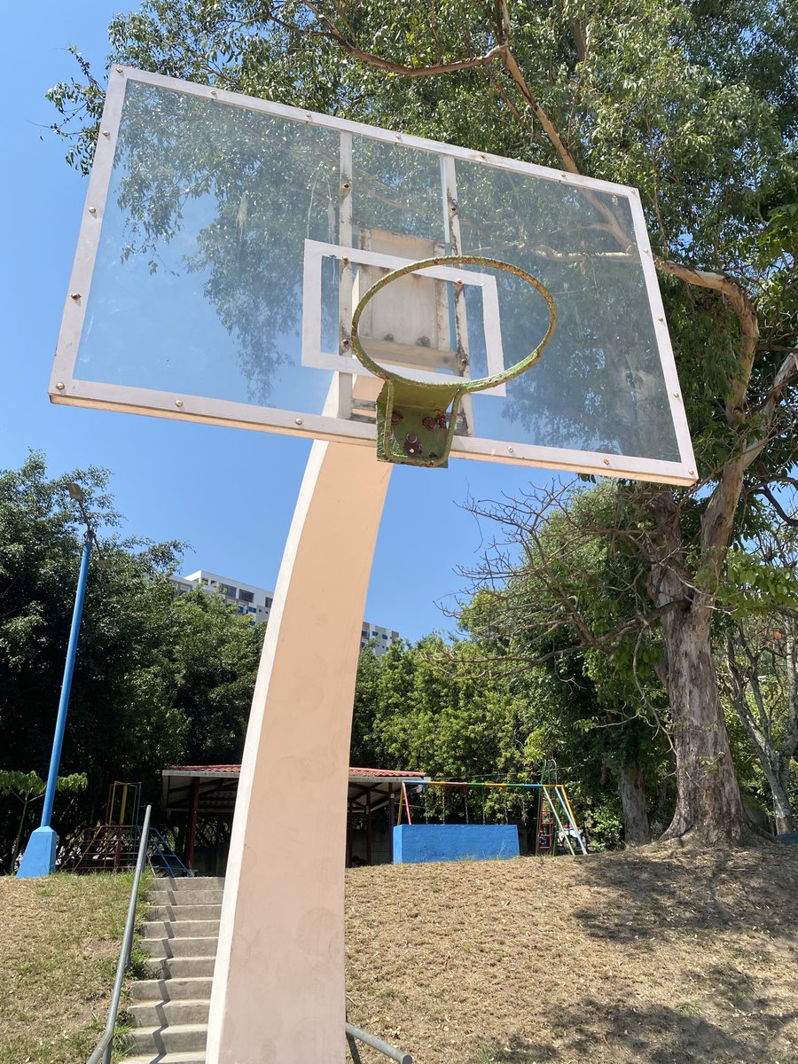 Astralfmstereo's tweet photo. Señor alcalde @marioduran, nos podría echar la mano con la reparación de las canchas de la Cima 1, en especial la principal que está deteriorada en todos los aspectos. Llevamos 3 años esperando. Saludos y muchas gracias. @nayibbukele https://t.co/VFVhv06vap