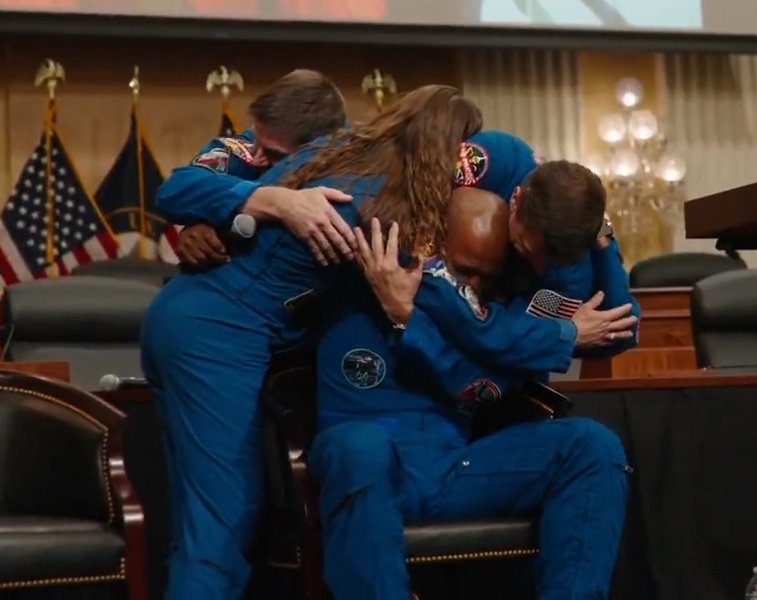 xHanGisx's tweet photo. Oh Artemis II crew, you are so important to me https://t.co/x0FlQr9Pml