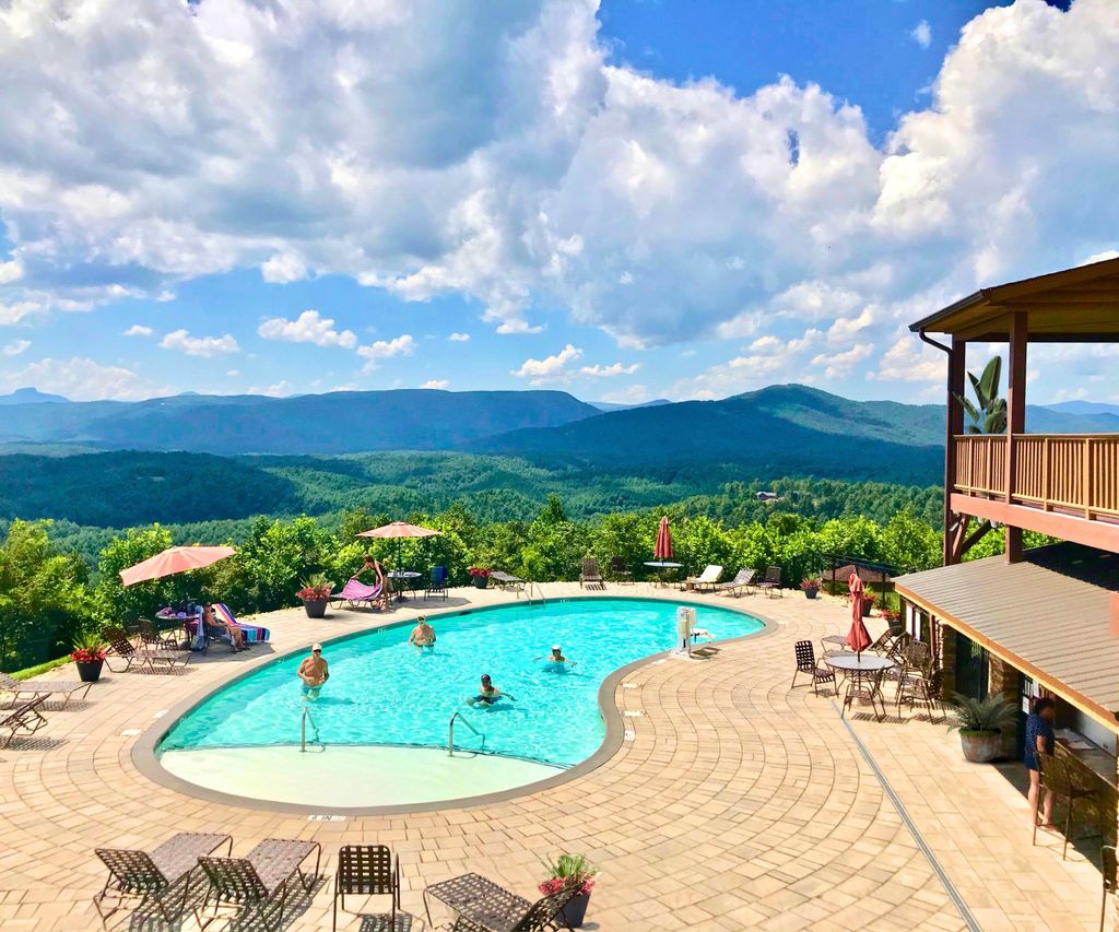 thecovesnc's tweet photo. https://t.co/y8BUGMUoHr 

2 HOMES IN 1 #TheCovesMountainRiverClub !    5 BR 3 BA on 2.02 acres #gatedcommunity #BlueRidgeMountains #inlawsuite#outdoorlifestyle #liveoutdoors #RelocateNC #RetireNC #NChomeforsale #equestrian #clubhouse https://t.co/VCLF8nEftP