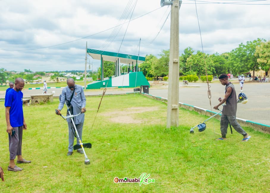 osunofficial's tweet photo. A boost for a cleaner Camp environment! 🌱
Adeleke University donated a gasoline brush cutter and shaft to the NYSC Permanent Orientation Camp, Ede, to support environmental maintenance and operational efficiency.
#NYSC #OsunNYSC #EdeCamp #AdelekeUniversity #EnvironmentalSustainability
https://t.co/KH57TxCaxr