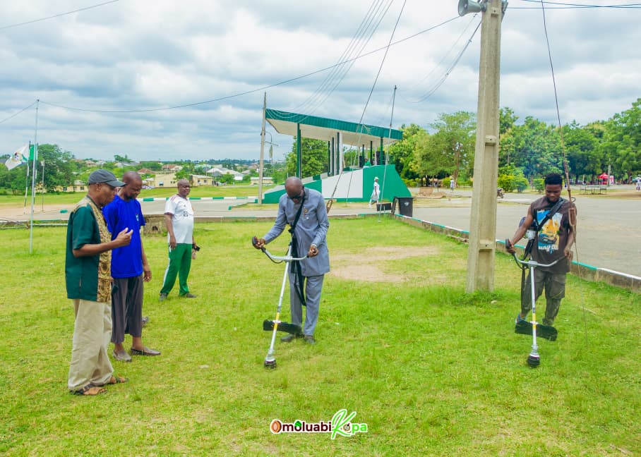 osunofficial's tweet photo. A boost for a cleaner Camp environment! 🌱
Adeleke University donated a gasoline brush cutter and shaft to the NYSC Permanent Orientation Camp, Ede, to support environmental maintenance and operational efficiency.
#NYSC #OsunNYSC #EdeCamp #AdelekeUniversity #EnvironmentalSustainability
https://t.co/KH57TxCaxr