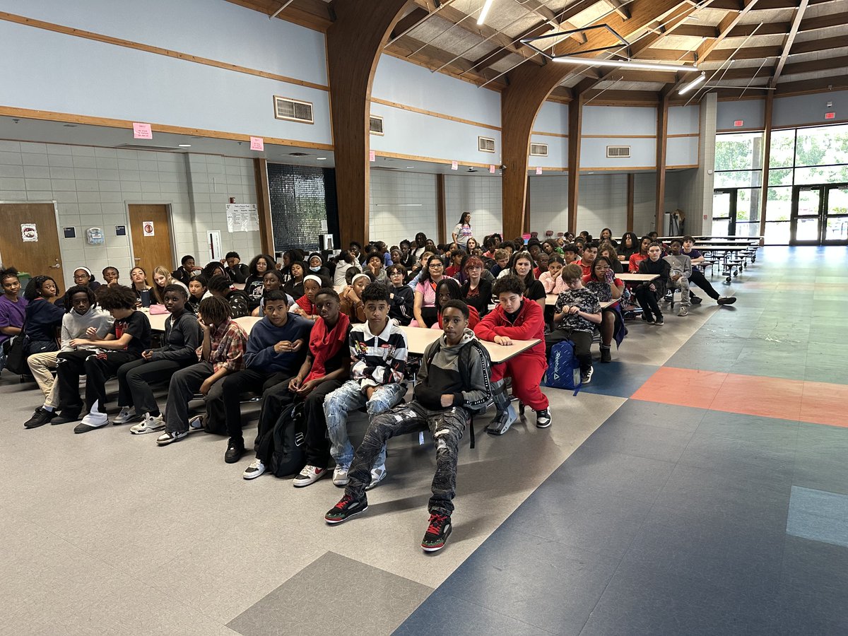 ValarieLawson15's tweet photo. We are having our student open house today. Seventh grade students got to meet their upcoming eighth grade teachers!!!!@funteacher https://t.co/pXW2ZWbWxm