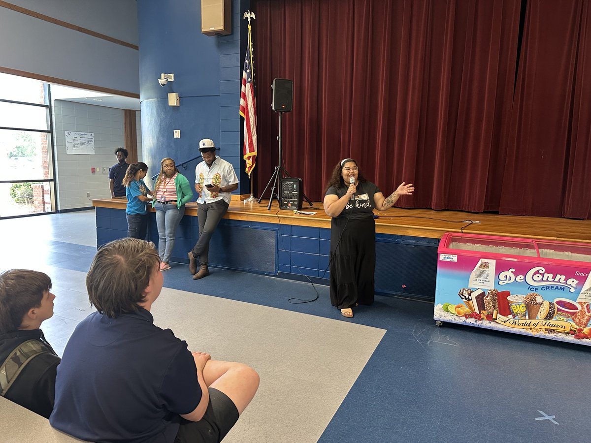 ValarieLawson15's tweet photo. We are having our student open house today. Seventh grade students got to meet their upcoming eighth grade teachers!!!!@funteacher https://t.co/pXW2ZWbWxm