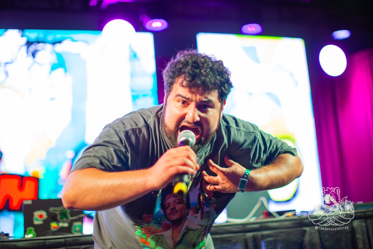 TheoFluffyOtter's tweet photo. @WhoisHiImChris keeping the crowd hopping at @CritterKickback.

📸 : Me https://t.co/696JKM1SYL