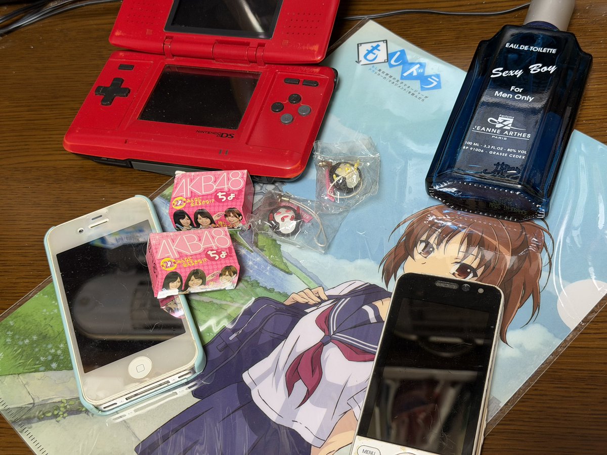 syuuun20's tweet photo. 実家帰ってきたら平成で時が止まりすぎてて怖い。
iPhone4sはもうおもちゃだし充電口大きすぎるやつのコードもう持ってないや。
この時代に戻りたい。。。 https://t.co/qEDI0e6S4a