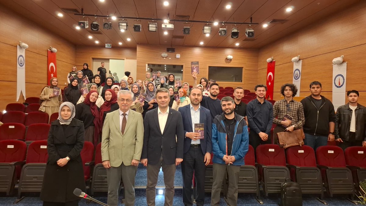 SezaiEngin's tweet photo. Dumlupınar Üni. İlahiyat Fakültesi öğrencileri ile bir araya gelmek harikaydı. Hadis ilmine ilgileri beni çok mutlu etti. https://t.co/sdEz54pK8m
