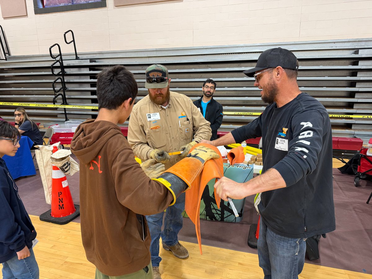 PNMtalk's tweet photo. Spreading #GoodEnergy in Deming!⚡Our crew loved meeting the students at Red Mountain Middle School’s Career Fair - sharing careers in the electric utility industry and showing them linemen safety gear (they even tried it on!). Thanks, @DPSWildcats! 

#PoweringNewMexicoTogether https://t.co/CW62DwXeKG