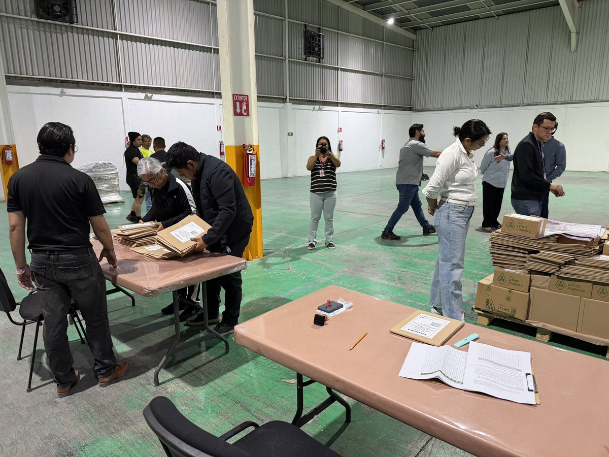 OscarDanieliec6's tweet photo. Hoy por la madrugada recibimos en la bodega del @IEC_Coahuila 2, 586,088 boletas que serán utilizadas el próximo 7 de junio. En Coahuila estamos más que listos para salir a votar!!! https://t.co/6wl10kyY6V