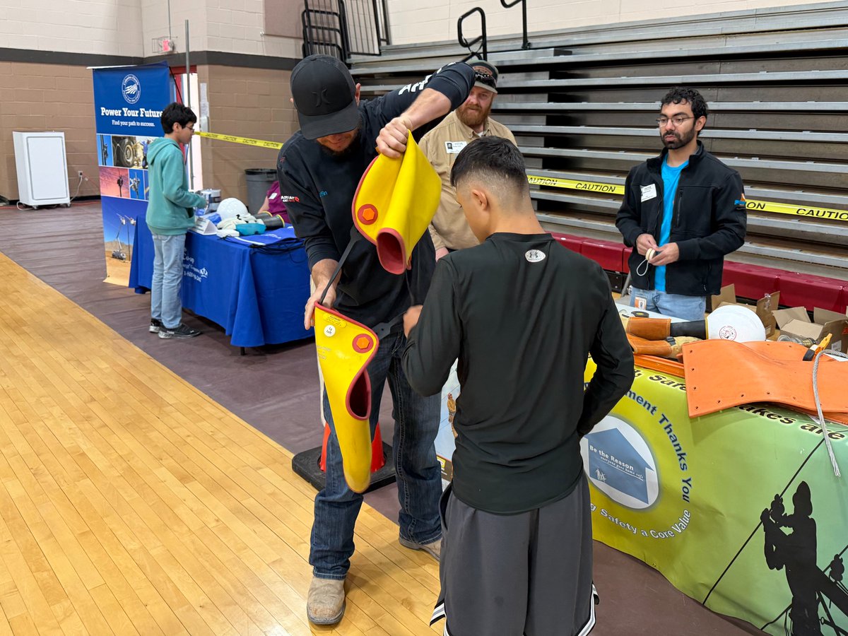 PNMtalk's tweet photo. Spreading #GoodEnergy in Deming!⚡Our crew loved meeting the students at Red Mountain Middle School’s Career Fair - sharing careers in the electric utility industry and showing them linemen safety gear (they even tried it on!). Thanks, @DPSWildcats! 

#PoweringNewMexicoTogether https://t.co/CW62DwXeKG