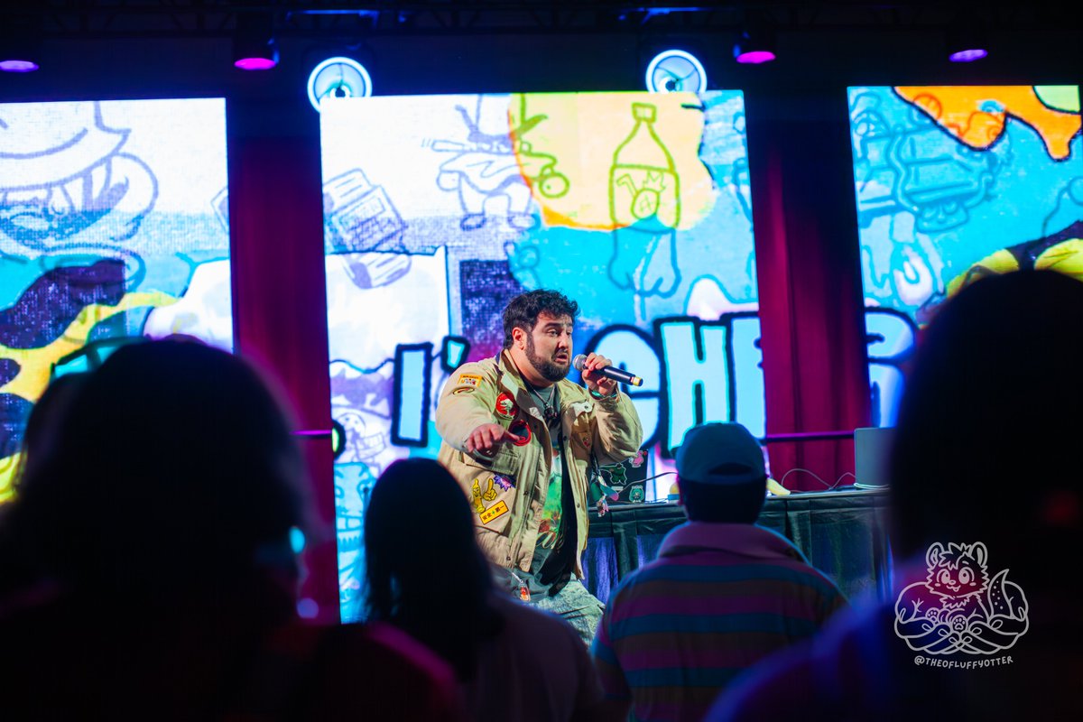 TheoFluffyOtter's tweet photo. @WhoisHiImChris keeping the crowd hopping at @CritterKickback.

📸 : Me https://t.co/696JKM1SYL