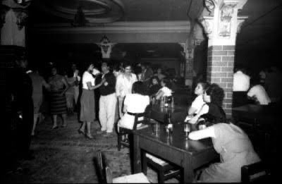 OscarBlancoCdmx's tweet photo. #EraOtroMexico El legendario Salón México “La catedral del Danzón” en la calle Pensador Mexicano número 16 de la colonia Guerrero #CDMX Abriría sus puertas en 1920, cerraría a finales de 1960 por órdenes del “Regente de hierro” Ernesto P. Uruchurtu. 🇲🇽🕷 https://t.co/soP2AIxcJY