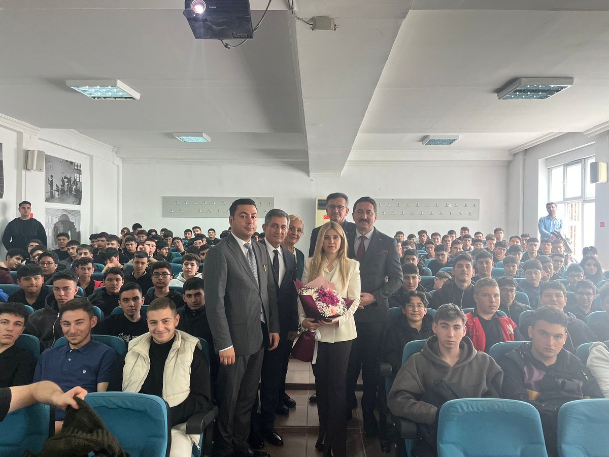 bsrergenc's tweet photo. 📍Ankara

Yenimahalle Gençlik Buluşmaları kapsamında, Gazi Mesleki ve Teknik Anadolu Lisesi’nde öğrencilerimizle bir araya geldik.

Kariyer gelişimi ve iş dünyasının gençlerden beklentileri üzerine verimli bir sohbet gerçekleştirdik.

Misafirperverlikleri için okul yönetimine, öğretmenlerimize ve ilgileriyle programa değer katan kıymetli öğrencilerimize teşekkür ediyor; eğitim hayatlarında ve gelecek kariyer yolculuklarında başarılar diliyorum.